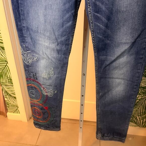 Desigual Women’s Embroidered Love Boyfriend Jeans Size 26 - Picture 4 of 14